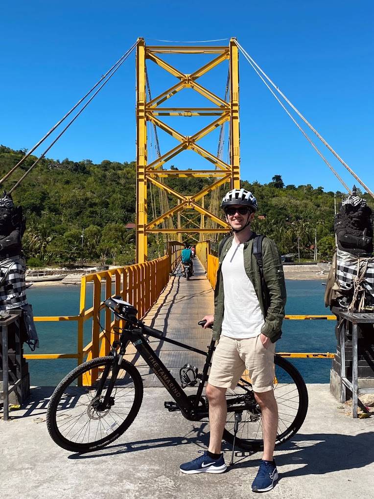 Cyclist with UNIKAT e-bike crossing the iconic Yellow Bridge between Nusa Lembongan and Nusa Ceningan
